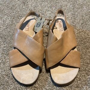 Born NWT Sandals Sling Back 10M Neutral Leather Comfort Vacation Travel Resort
